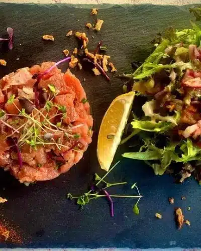 Restaurant Les Clarines Andilly 74350 - tartare de saumon accompagné de sa salade